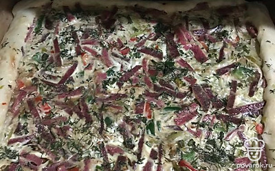 Отправить в духовку. Сыр (через терку) можно положить сразу, а можно за 3 минуты до готовности. Выпекать 20 минут в разогретой духовке, температура - 190 градусов.