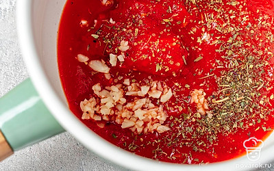 Сделайте соус. Смешайте томаты, орегано и базилик, сахар, соль и перец. Добавьте чеснок и перемешайте. Поставьте на огонь, дайте закипеть, остудите.