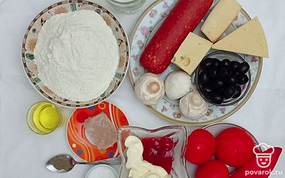 Колбасу, сыр и грибы положите на одну тарелку. В отдельную тарелку положите помидоры и перец. Майонез и кетчуп смешайте. Соль и перец насыпьте в тары. Муку насыпьте на тарелку. Маслины поместите в пиалу.