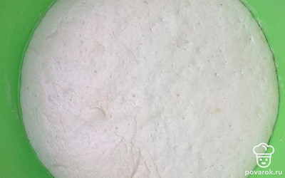 В теплой воде растворите дрожжи. Добавьте масло щепотку соли и сахара. Перемешайте и всыпьте муку, замешайте мягкое тесто. Смажьте его маслом и оставьте. Смешайте кетчуп с майонезом солью и перцем. Нарежьте все ингредиенты. Сыр натрите. Придайте тесту форму круга.