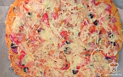 Смажьте смесью перца и кетчупа, выложите слоями колбасу, маслины, грибы, перец и помидоры. Посолите, поперчите и посыпьте сыром. Отправьте в разогретую до 250 градусов духовку на 7 минут.