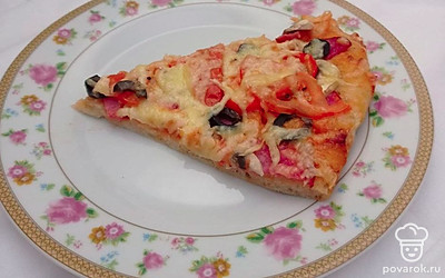 Пиццу нарежьте и положите на красивую тарелку.