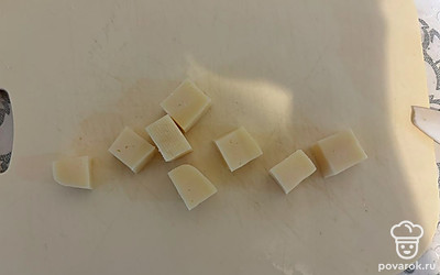 Сыр нарежьте кубиком (1 на 1 сантиметр). 