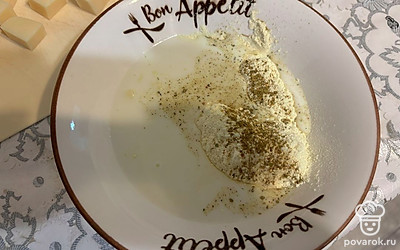 Для панировки соедините муку, молоко и приправу к мясу. 