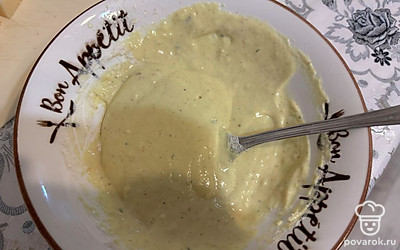 Перемешайте. Получится густой кляр. 