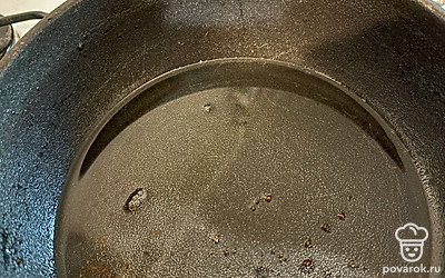 На среднем огне разогрейте масло. 