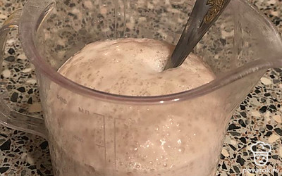В тёплой воде растворяем сахар и добавляем дрожжи, ставим в тёплое место на 15 минут.