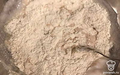 Как образовалась шапочка, добавляем муку, соль и подсолнечное масло. Замешиваем мягкое тесто в течение 5 минут. Оставляем отдыхать в тёплое место. 