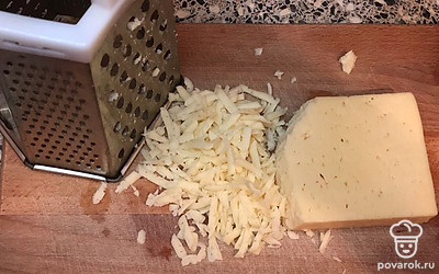 Натираем на крупной тёрке сыр.