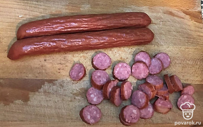 Нарезаем колбаски.