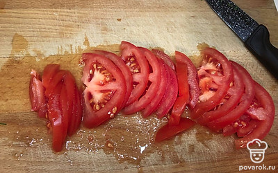 Нарезаем помидор. 