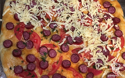 Вынимаем пиццу и щедро посыпаем сыром и отправляем в духовку ещё на 10 минут. 