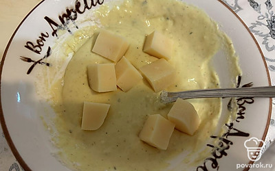 Сырные кубики окуните в кляр. 