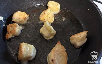 Сыр в кляре обжарьте в масле со всех сторон до золотистой корочки. 