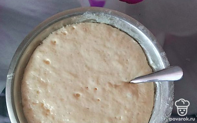 Готовим тесто для пиццы. Просеиваем муку, добавляем дрожжи, яйцо, сахар, соль, пять столовых ложек масла и теплую воду. Замешиваем тесто и оставляем на двадцать минут.