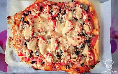 Ставим в духовку на 15 минут, затем посыпаем пиццу сыром и отправляем еще на 10 минут. Готово! Приятного аппетита!