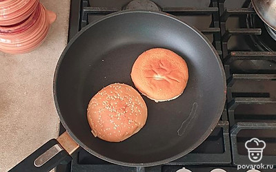 Булочку разрежьте пополам и слегка подсушите на сухой сковороде.