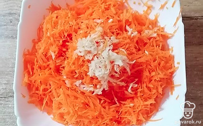 Овощи натрите на мелкой тёрке. 