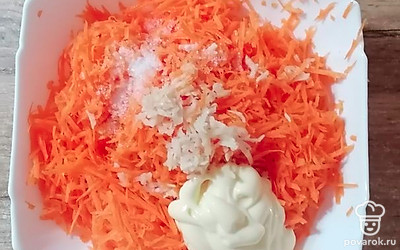 Добавьте соль и майонез. Хорошо перемешайте.