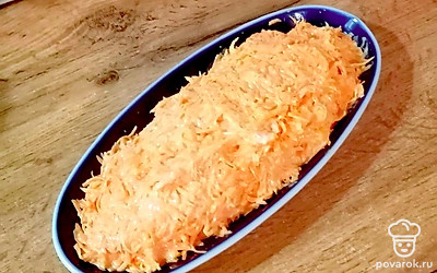 Выложите закуску на овальное блюдо, разровняйте.