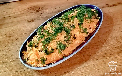 От укропа отделите крупные веточки. Мелко нарежьте их и посыпьте закуску зеленью.