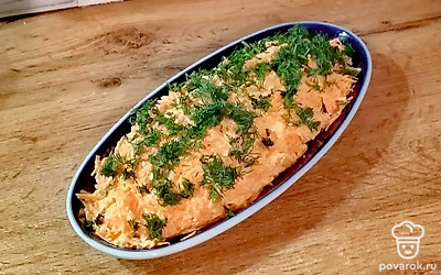 Подавайте блюдо холодным. Морковь лучше используйте свежую и сочную, так блюдо будет вкуснее. 