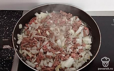 На подсолнечном масле пожарить лук и фарш. 