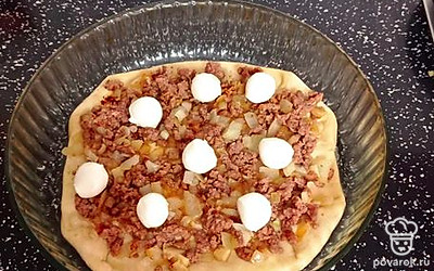 В форму для запекания выложить тесто, затем фарш с луком, моцареллу шариками. Поставить запекать в духовку. 