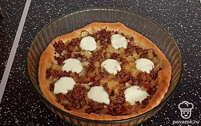 Когда подрумянится тесто и расплавится моцарелла, пицца будет готова. 