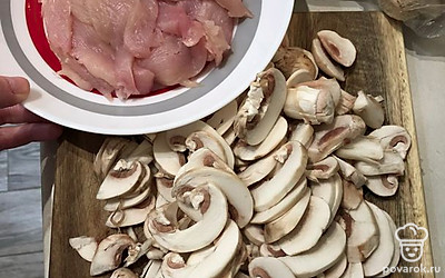 Курицу нарезать небольшими плоскими кусочками, грибы нарезать пластинами.