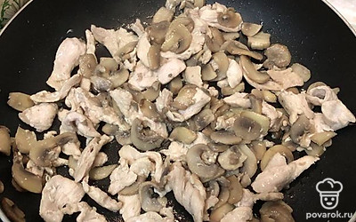 На разогретой с растительным маслом сковороде обжарить грибы, затем добавить курицу и жарить до готовности, пока не испарится вся вода.