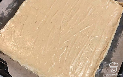 Для соуса смешать в блендере (или с глубокой миске) чеснок и все соусы. По желанию можно добавить красный перец чили и острый перцовый соус для остроты вкуса. Обильно выложить соус на тесто.