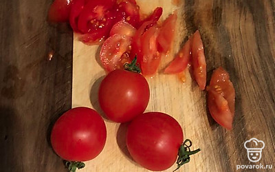 Черри нарезать небольшими дольками.
