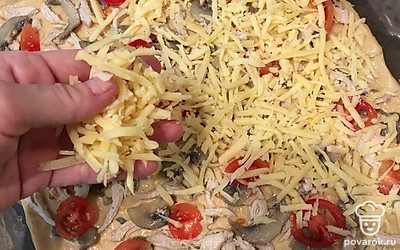 Выложить равномерно всю подготовленную начинку, посыпать сыром и отправить в духовку на 220 градусов на 10-15 минут.