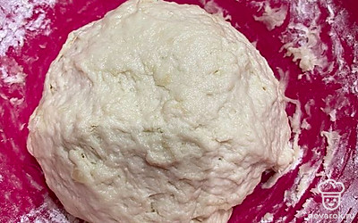 Из муки, молока(тёплого), сухих дрожжей, сахара и щепотки соли замесить тесто, смазать растительным маслом, оставить подходить на полчаса.