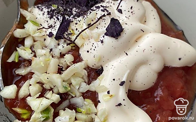 Для соуса смешать томатную пасту, майонез, чеснок, сушеный базилик.