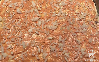 Посыпать мелко нарезанным луком.