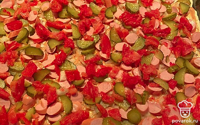 Сверху выложить помидоры.