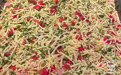 Посыпать сыром и мелконарезанным укропом.