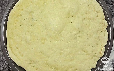 Для теста смешиваем муку, теплую воду, дрожжи, соль, сахар и оливковое масло, даем постоять 30 минут.