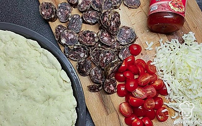 Нарезаем колбасу, помидоры, трём сыр. 