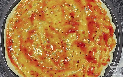 Смазываем тесто соусом чили.