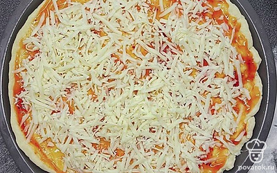 Посыпаем сыром.