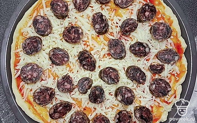 Кладем сверху колбаску.