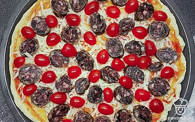 Затем помидор и отправляем в духовку, разогретую до 200 градусов, на 40 минут.