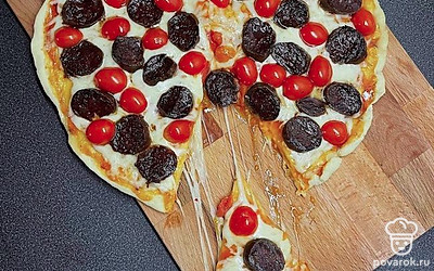 Подаем горячей, порезав на треугольники.