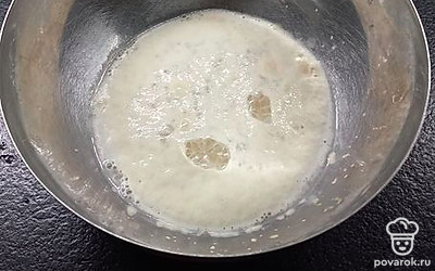 В тёплую воду положите сахар и дрожжи. Дождитесь появления пенной шапочки.