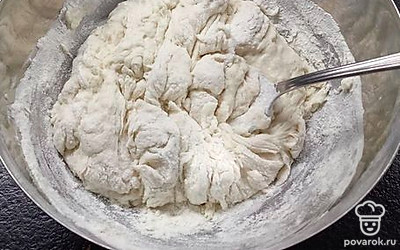 Добавьте масло, соль и муку. Муки может понадобиться меньше, зависит от её качества. Под конец вводите муку потихоньку. 