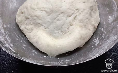 Замесите тесто. Оно должно остаться липким, но руки должны стать почти чистыми. Тесто соберётся в комок. 