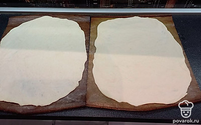 Раскатайте тесто (мы любим потоньше). У меня получилось 2 пиццы.